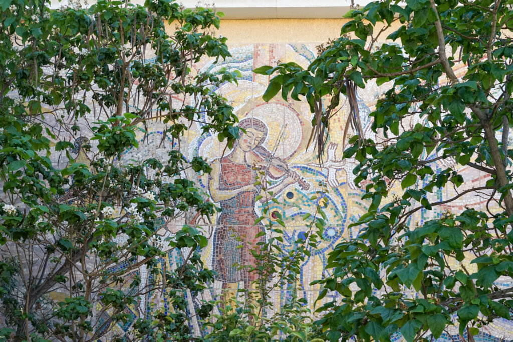 Mosaic with leaves aroaund it